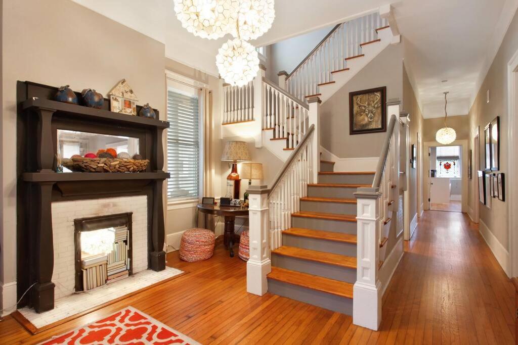 Big Yellow Brick House - Victorian District Holiday home *