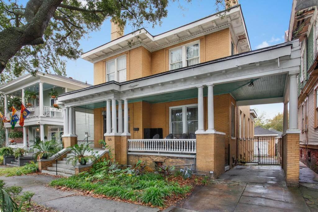 Big Yellow Brick House - Victorian District *